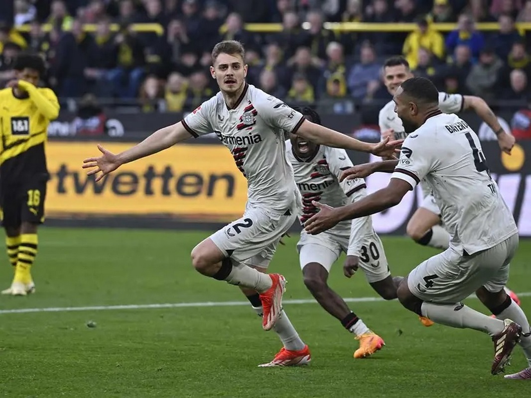 Bayer Leverkusen salva su invicto de forma agónica en Dortmund