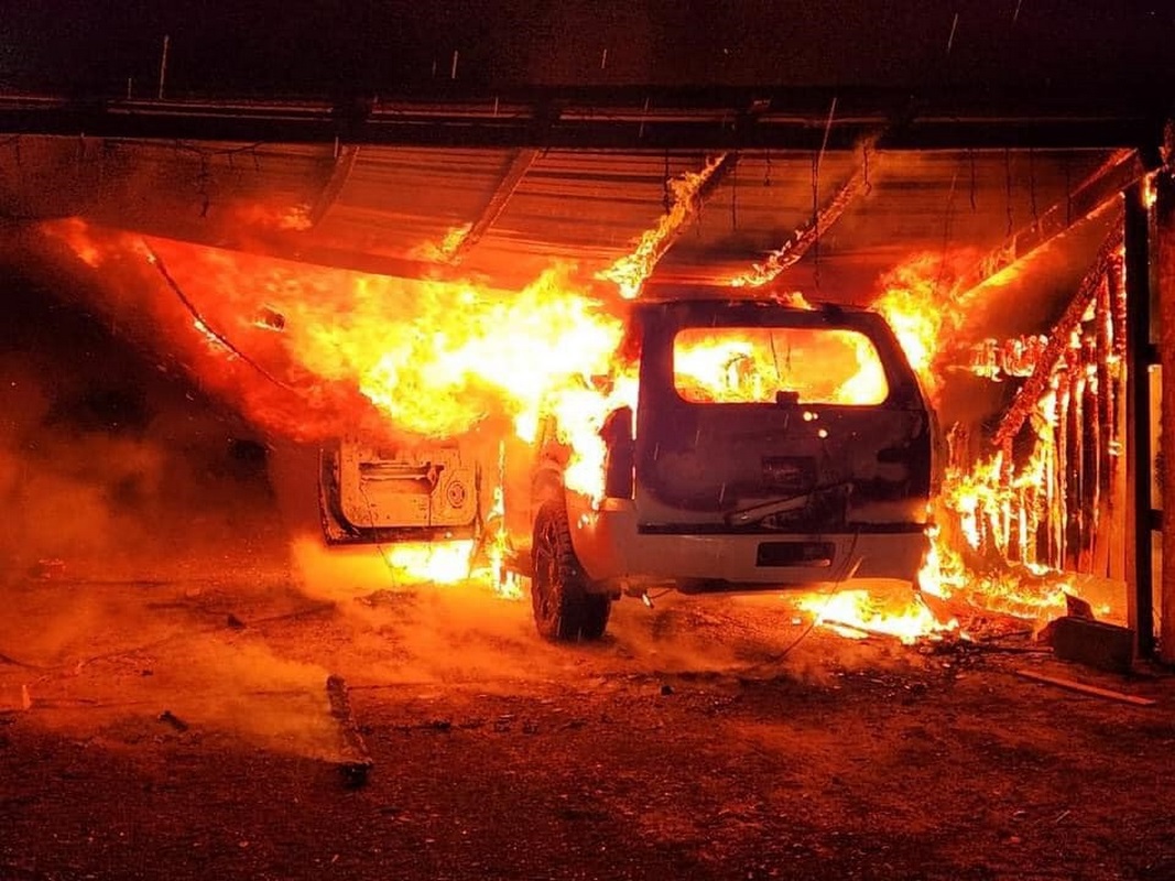 Tras discusión mujer incendia camioneta a su pareja