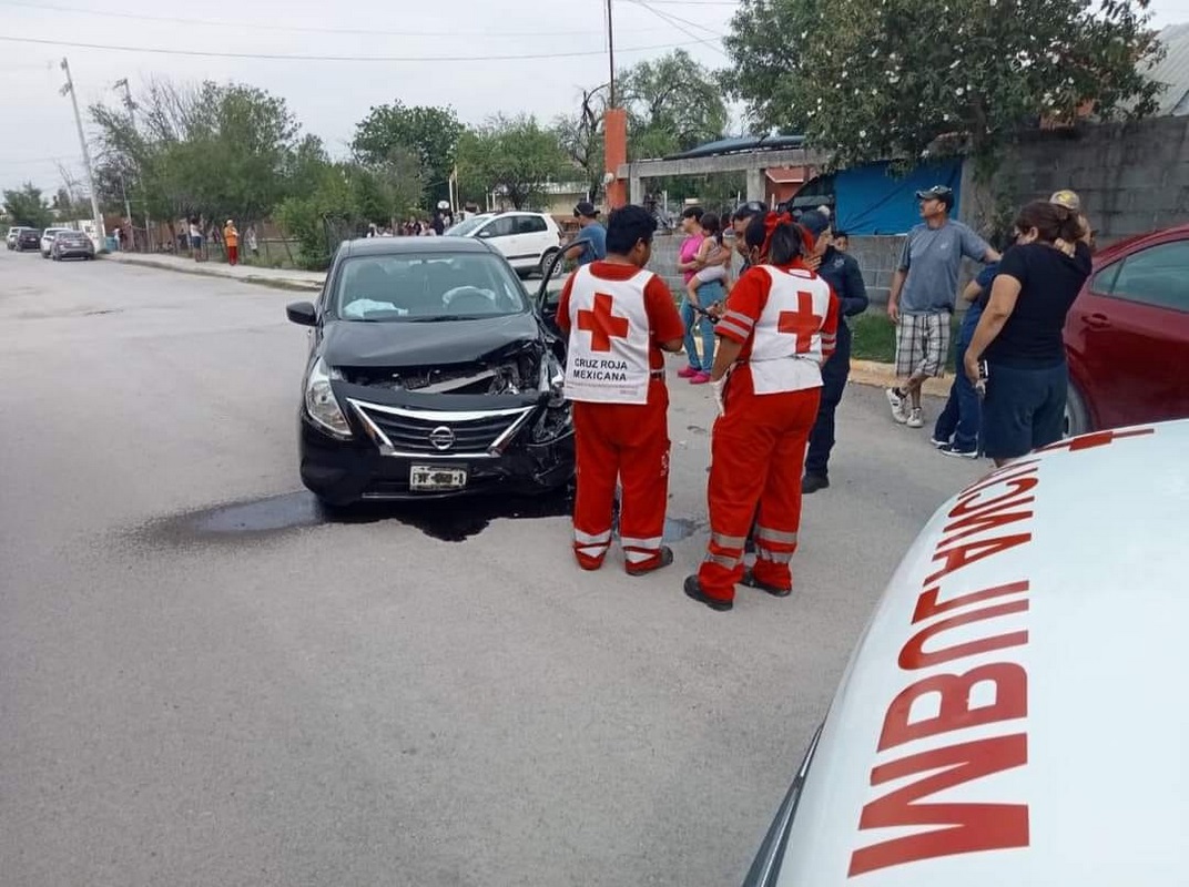 Protagonizan accidente frente a primaria en colonia Los Montes
