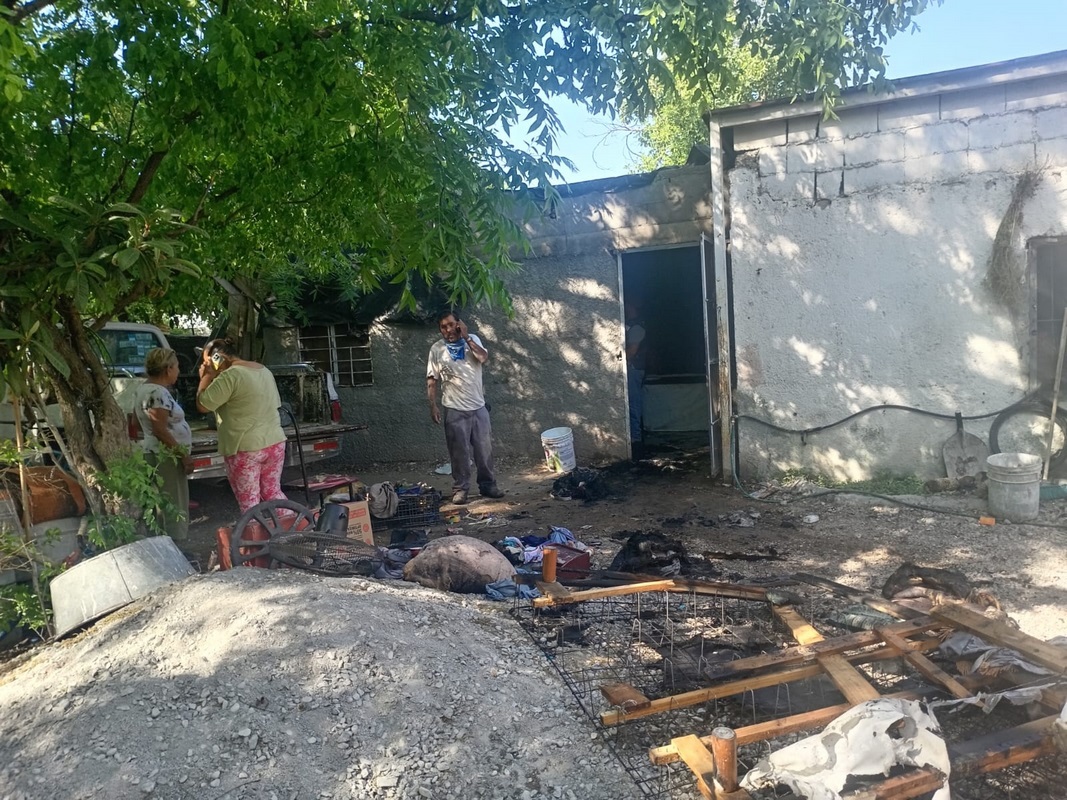 VECINOS DE LA NOGALERA SOFOCAN INCENDIO EN CASA HABITACIÓN EN MÚZQUIZ