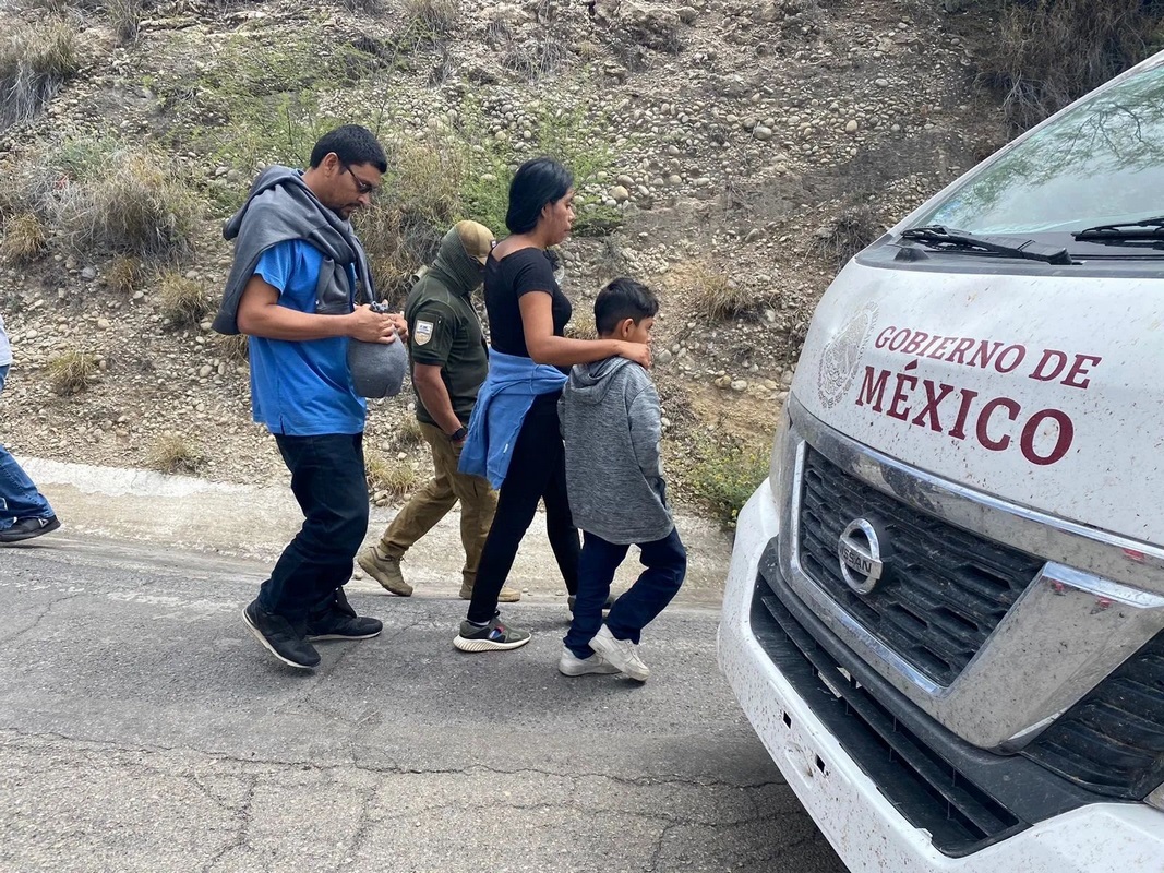 25 migrantes de El Salvador y Honduras se salvan de milagro en volcadura
