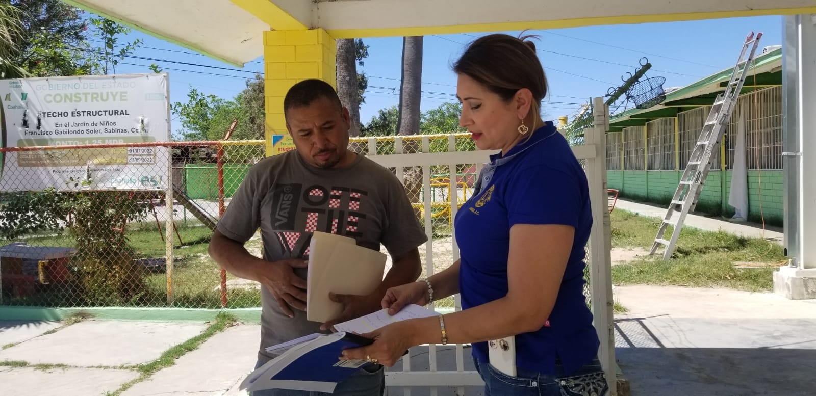 Entregan tinacos, reparan tuberías y toman medidas de vidrios para rehabilitar escuelas afectadas por el granizo en Sabinas