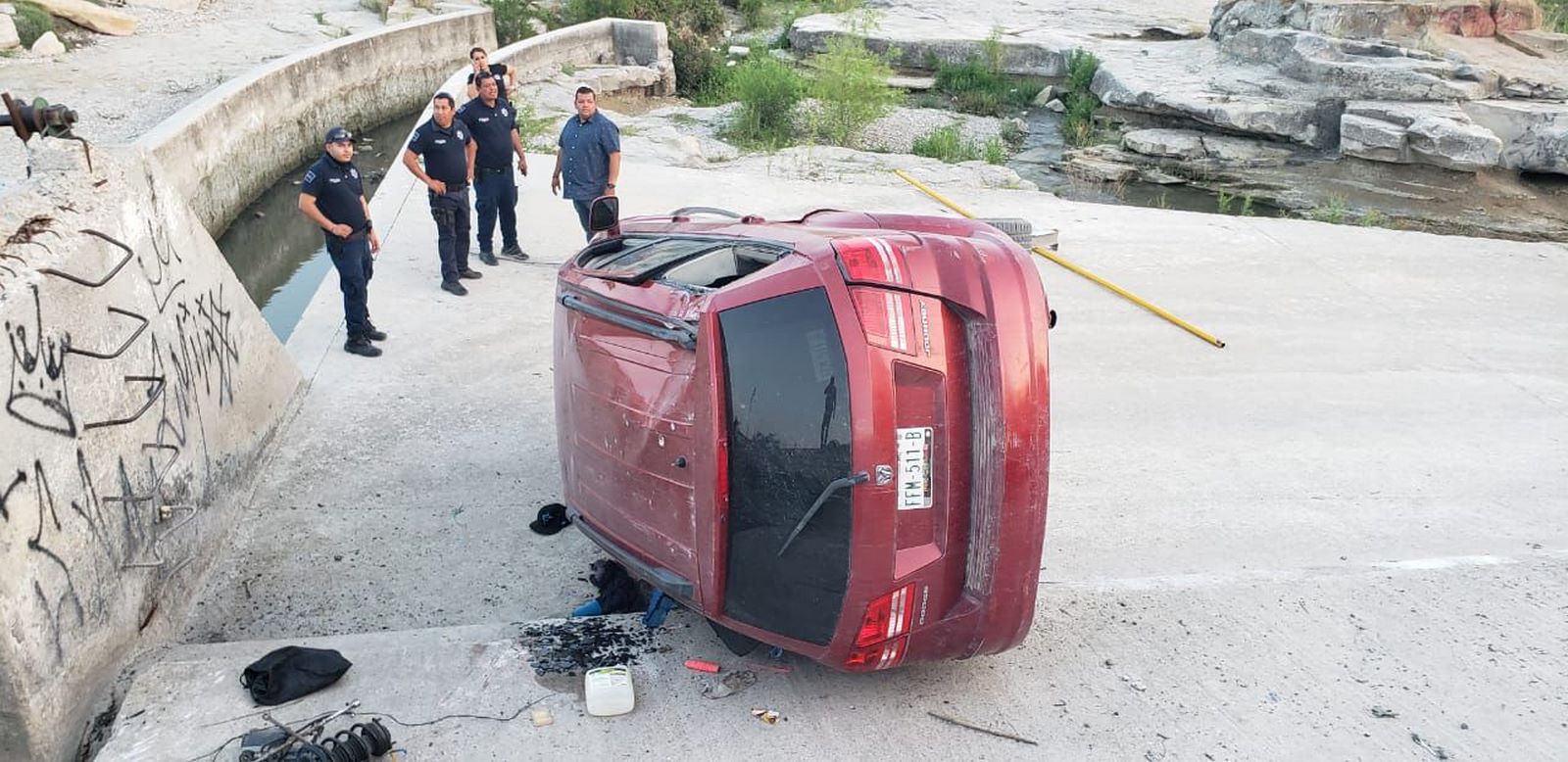 Impactó Journey a motociclista; cayó del puente vado