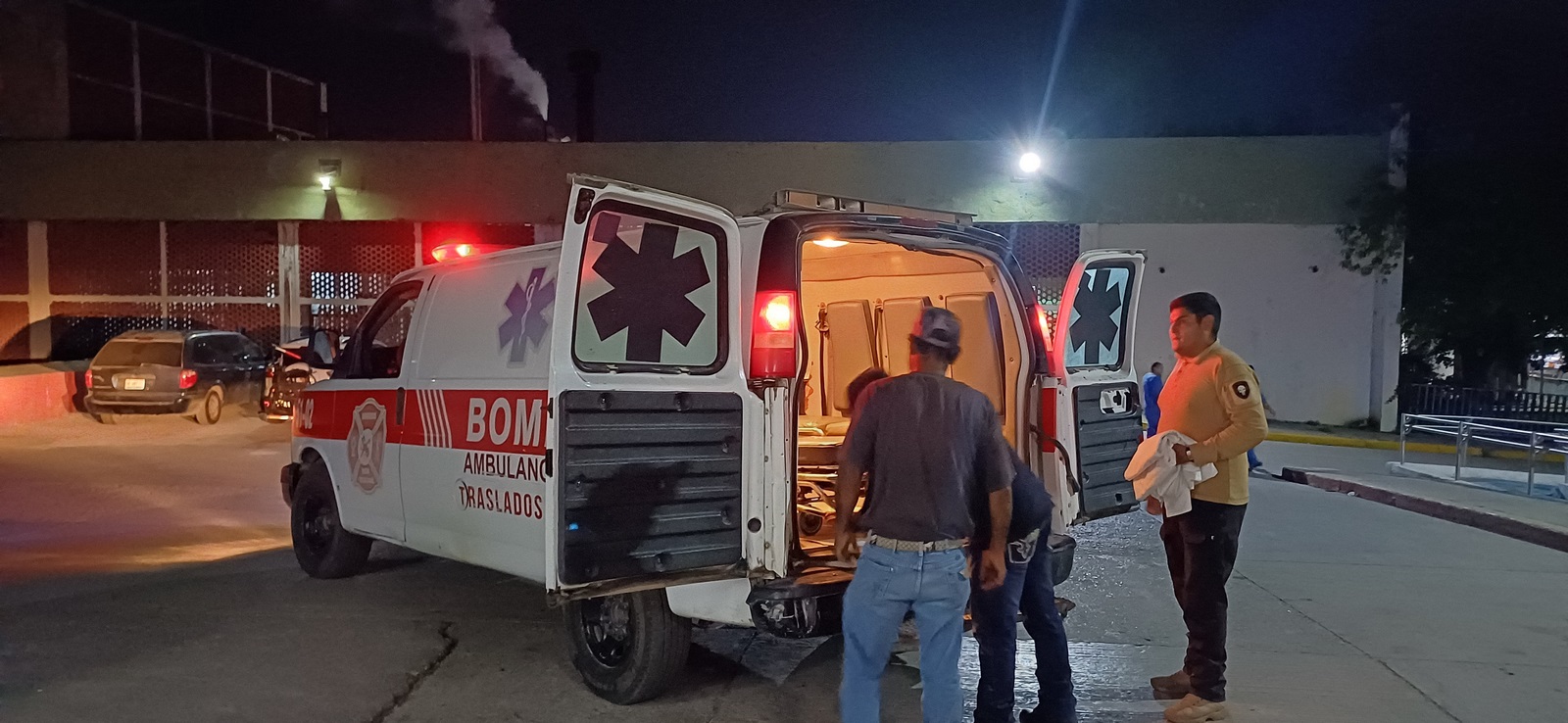 Motociclista se lleva cerca metálica de encuentro