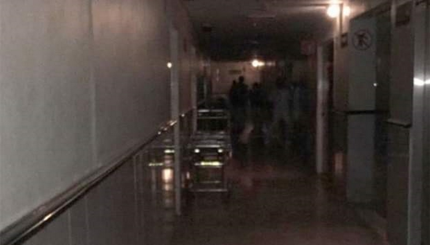 Se va la luz en hospital del IMSS en Nueva Rosita; trabajan con pacientes graves, con la luz de emergencia