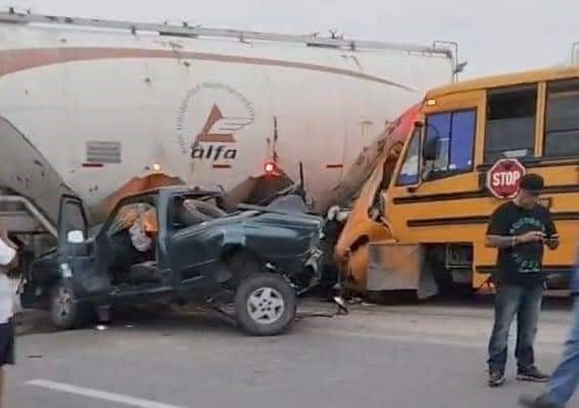 Conductor de camioneta vive para contarlo, salió ileso de milagro tras fuerte accidente