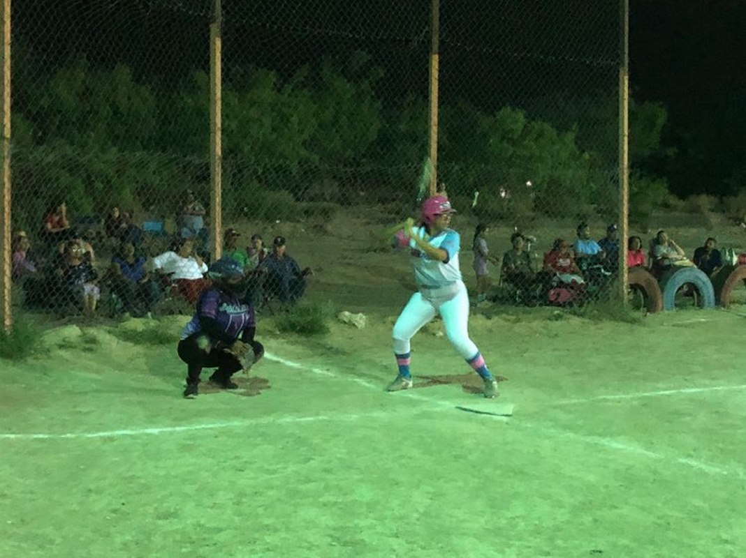 Suspenden juego de semifinal en el softbol femenil