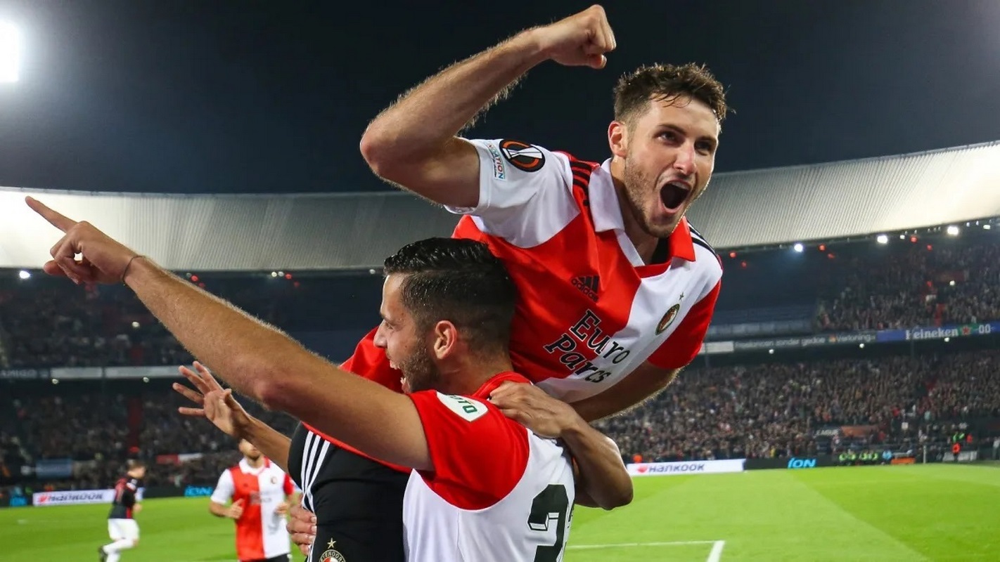 Santi Giménez se va del Feyenoord