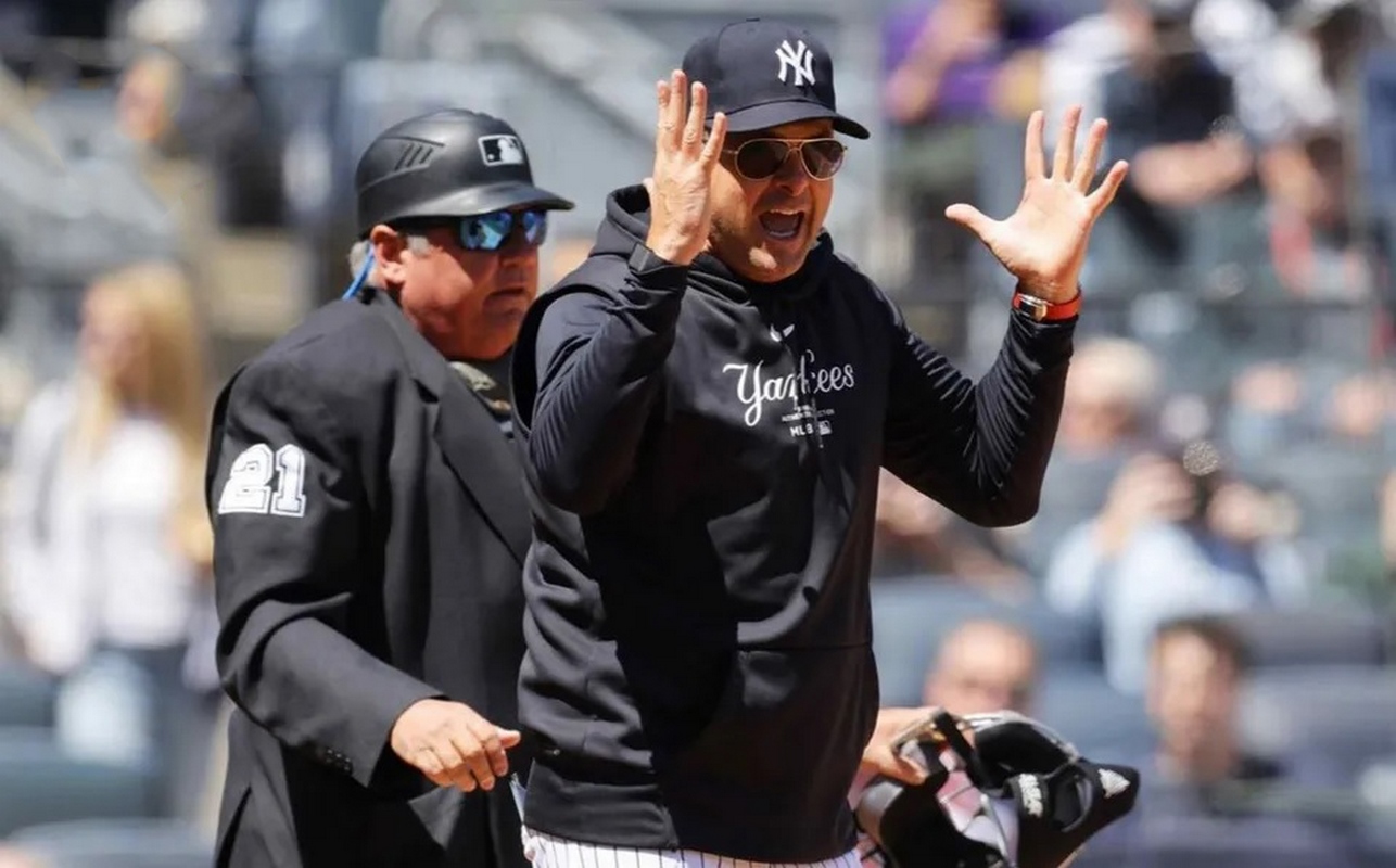 Manager de Yankees es expulsado de forma insólita en la MLB