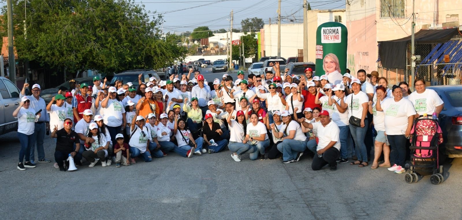 Visita Norma Treviño a los colonos de Villa Real