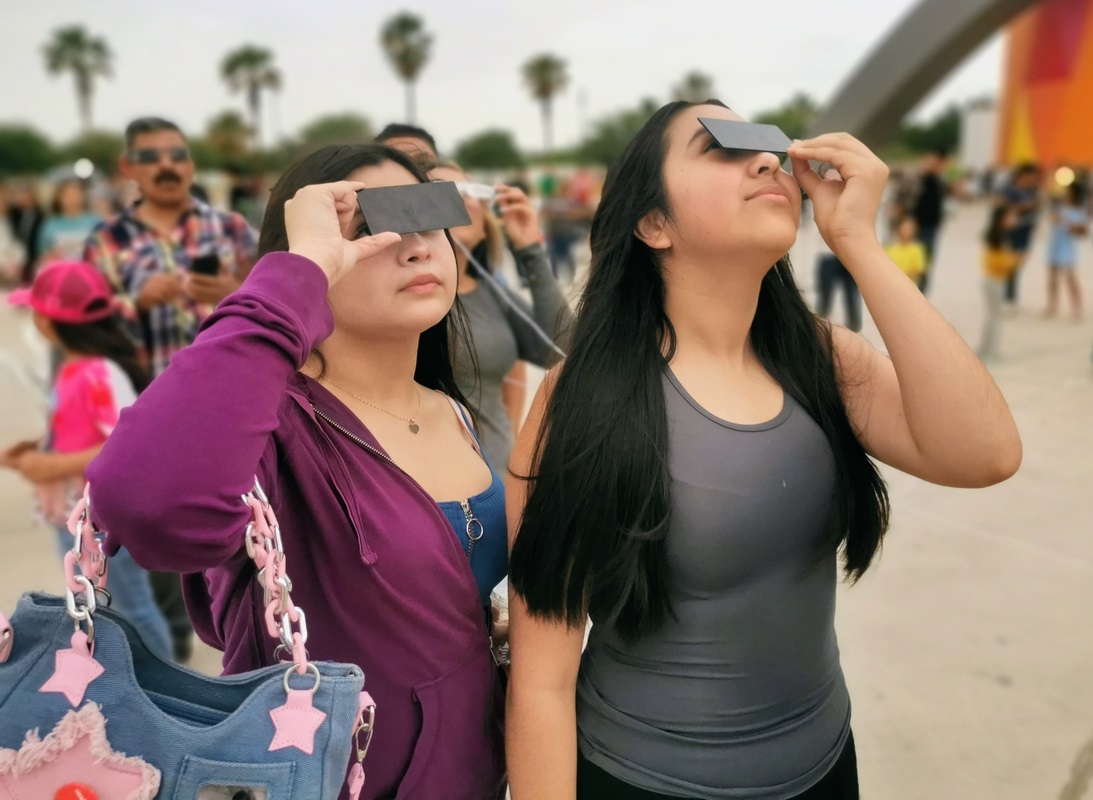 En ambiente familiar y seguro vivió Acuña el espectáculo del eclipse total de sol