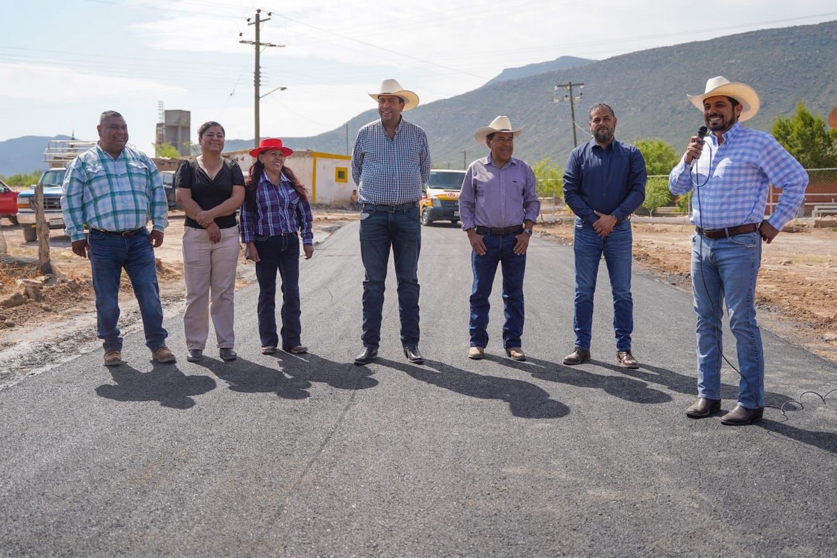 Supervisa Chema Morales nuevos caminos rurales
