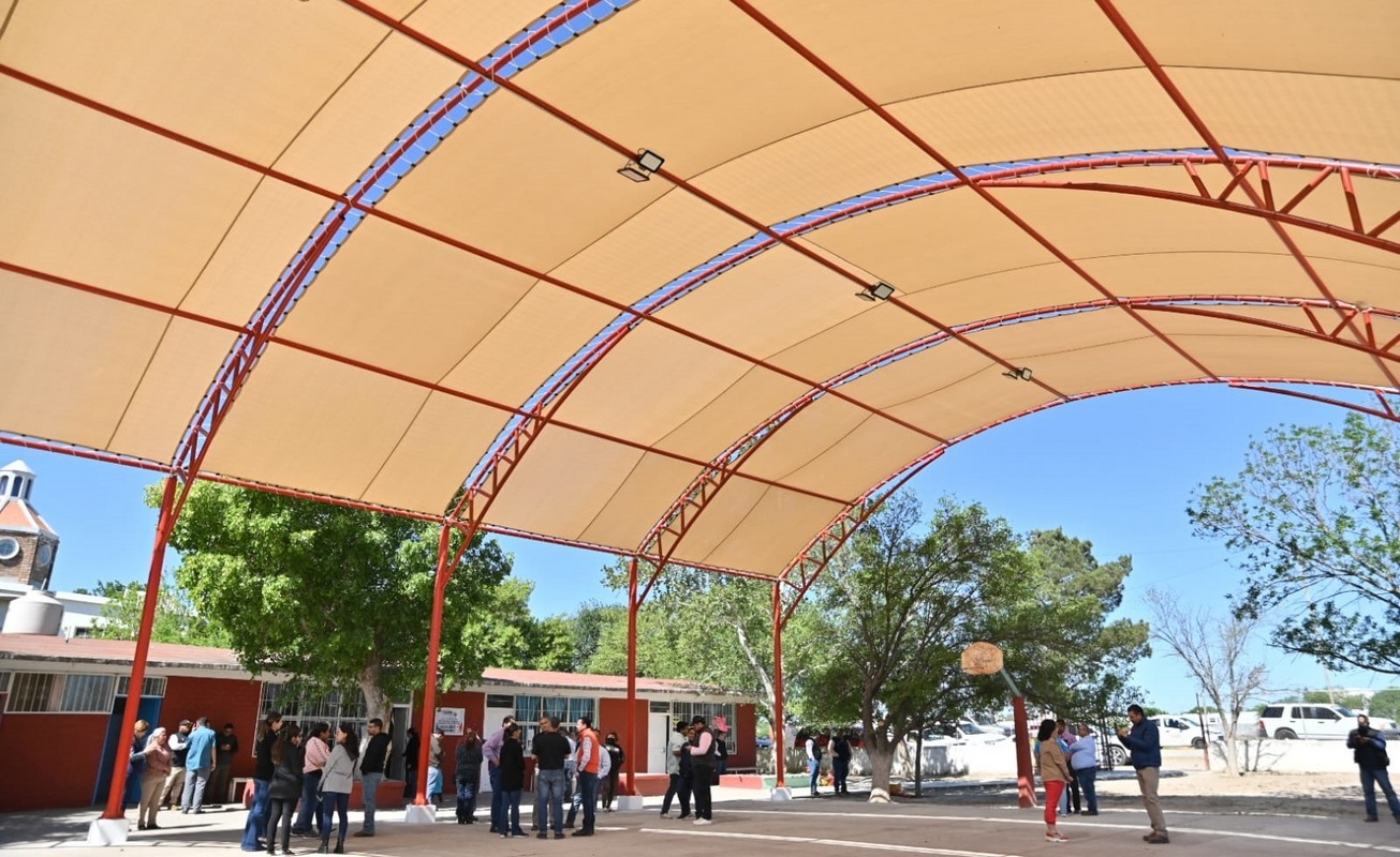 Supervisan avance de la instalación de techo malla sombra en la primaria Josefa Ortiz de Domínguez