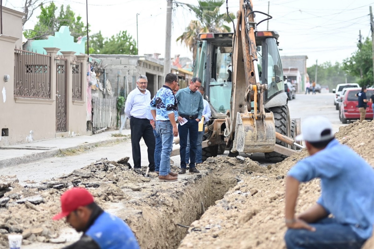 Supervisan trabajos de introducción de drenaje en sector del fraccionamiento La Rivera