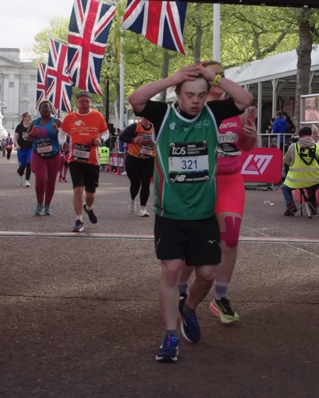 Joven con síndrome de Down rompe récord en Maratón de Londres 2024