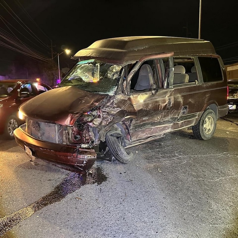 Se destroza la cara en parabrisas de su auto, tras accidente