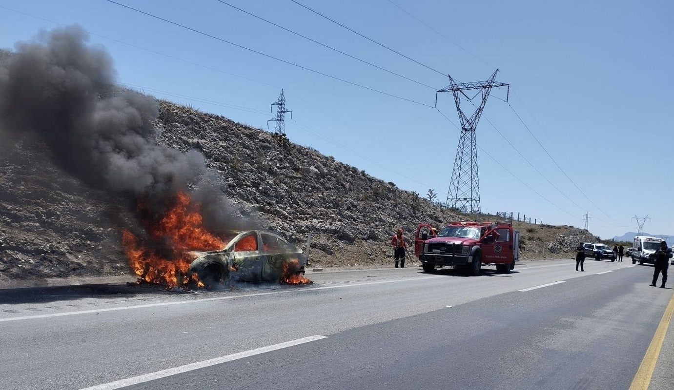 Salían de viaje y se incendia su auto