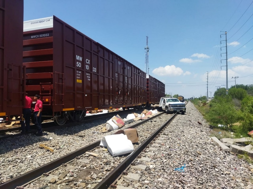Tren impacta camión de carga en Ramos Arizpe