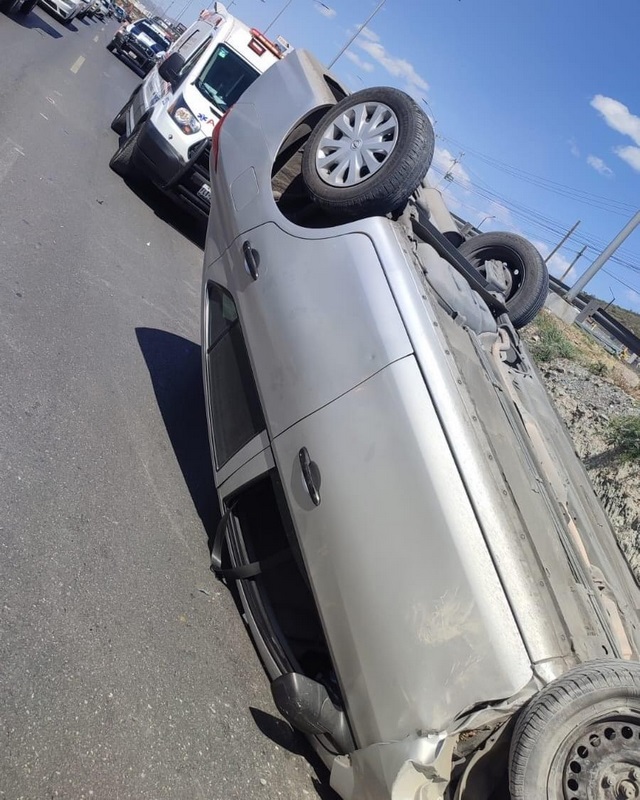 Se registra volcadura en la Saltillo- Ramos Arizpe