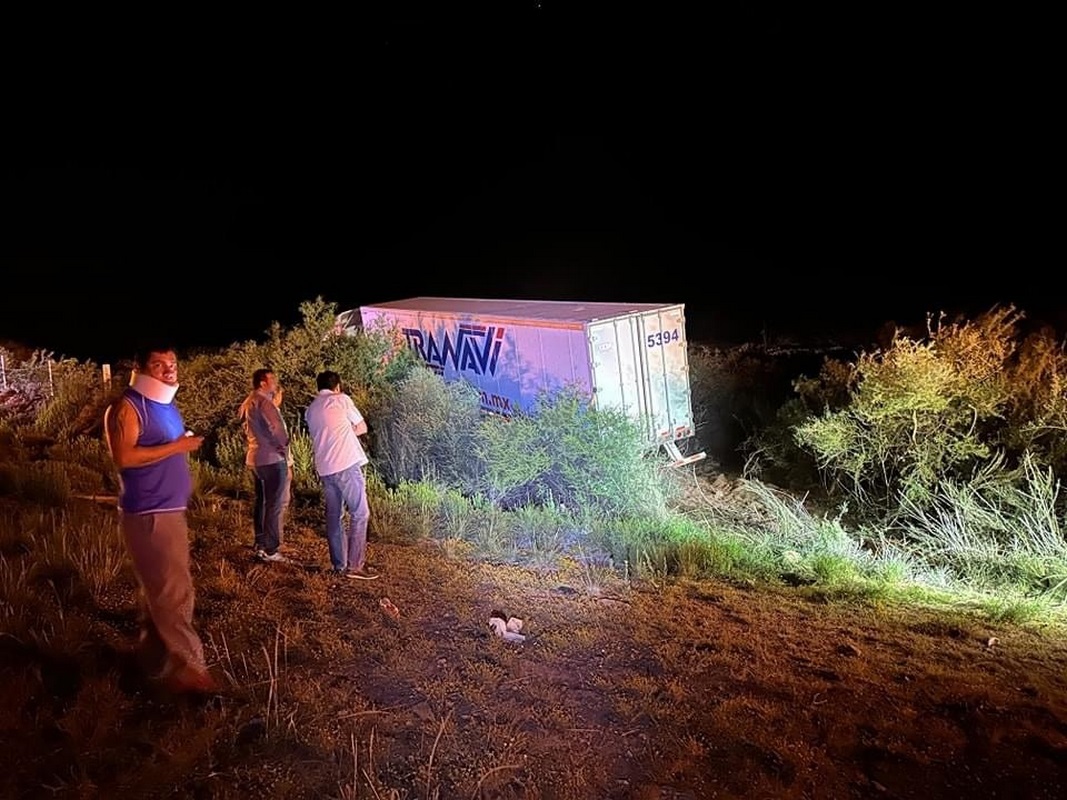 Tráiler se despista y destroza su mercancía
