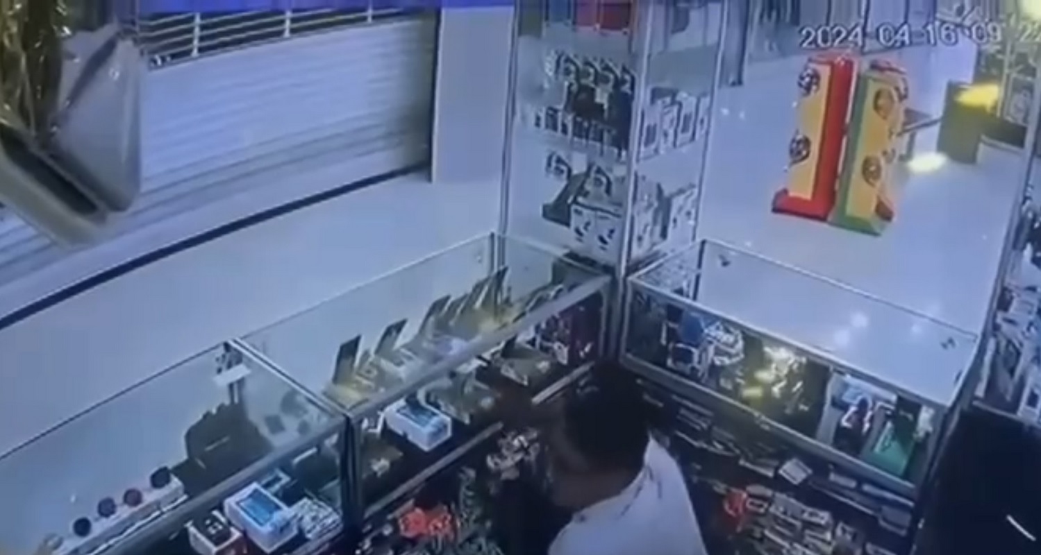 Ladrón de celulares es captado por cámara de seguridad