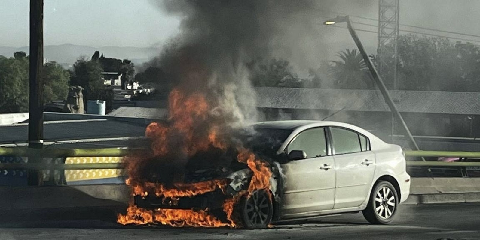 Se incendia vehículo por falla eléctrica