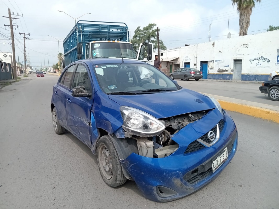 Camión arrastra vehículo en zona centro de Palaú, deja daños materiales