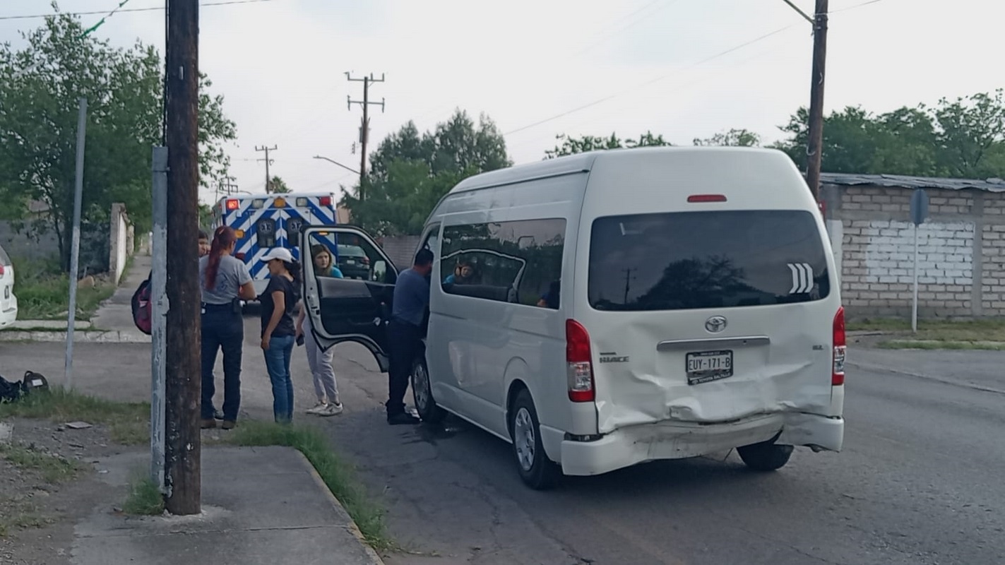 POLICÍA MUNICIPAL EBRIO CHOCA POR ALCANCE A TRANSPORTE ESCOLAR