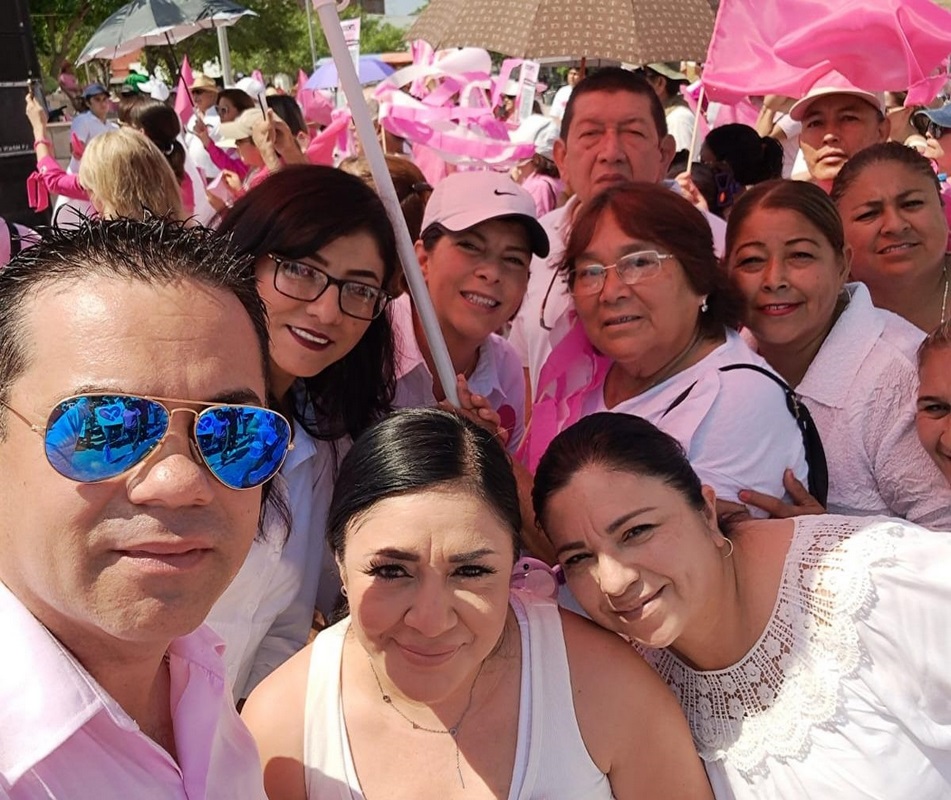 Marea Rosa inunda plaza principal de Sabinas