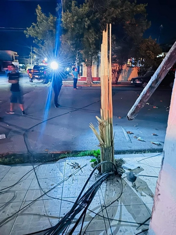 Accidentes de tránsito ocasionan problemas en colonias de Sabinas al derribar postería