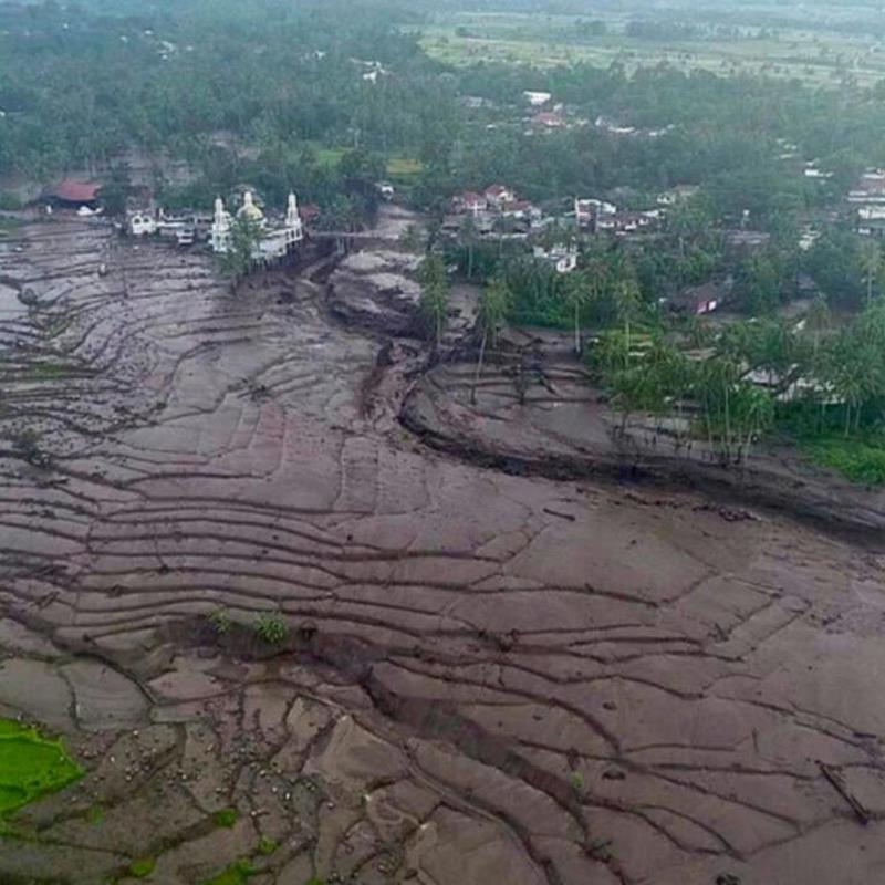 Tragedia en Indonesia, sorprendidos por un diluvio y la erupción de un volcán.