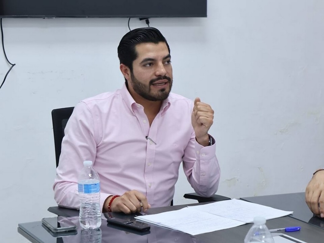 Se reúne Ramiro con manzaneros de Arteaga