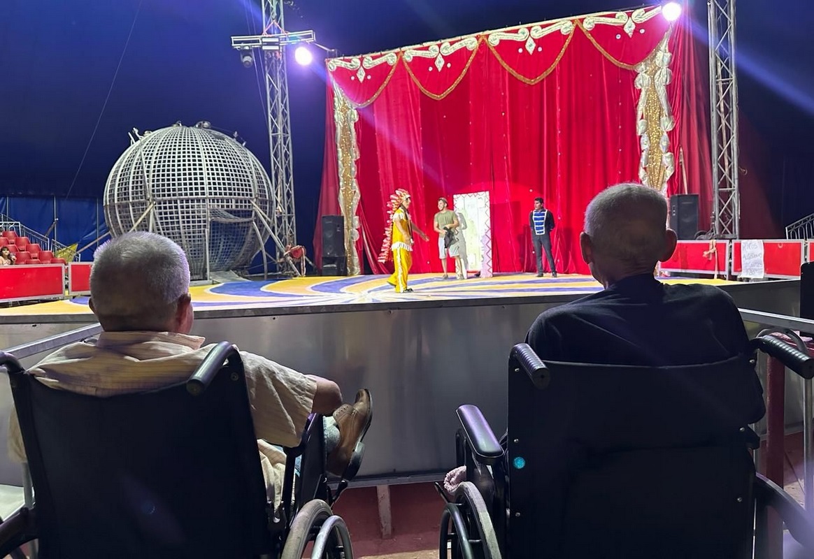 Abuelos de la Residencia EPA vivieron divertida noche de circo