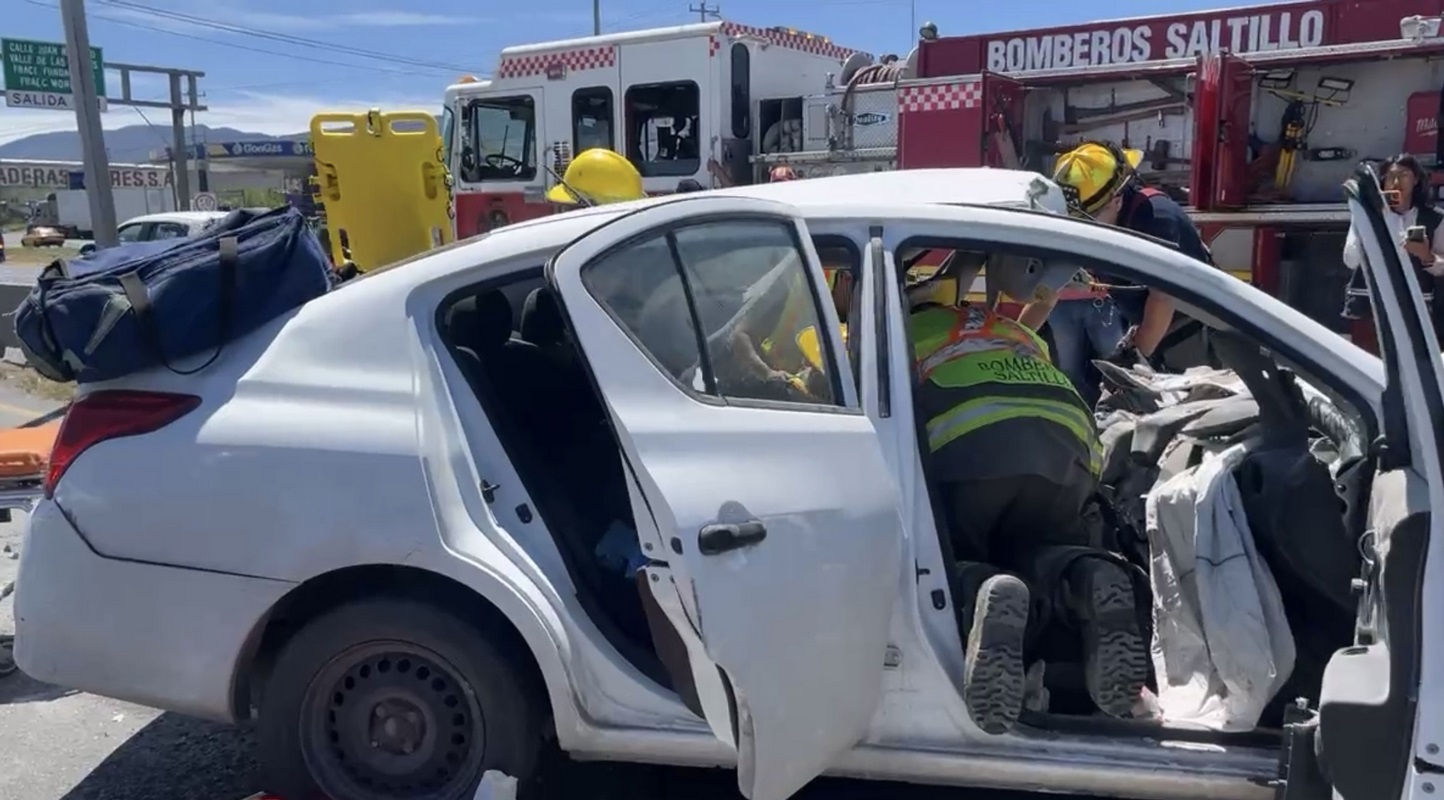 Fuerte accidente sobre Fundadores genera caos