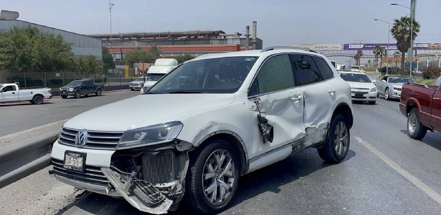 Provoca accidente con costosos daños materiales