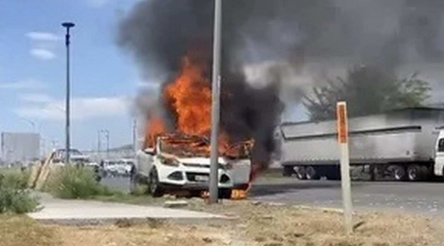 Se incendia auto familiar mientras viajaban