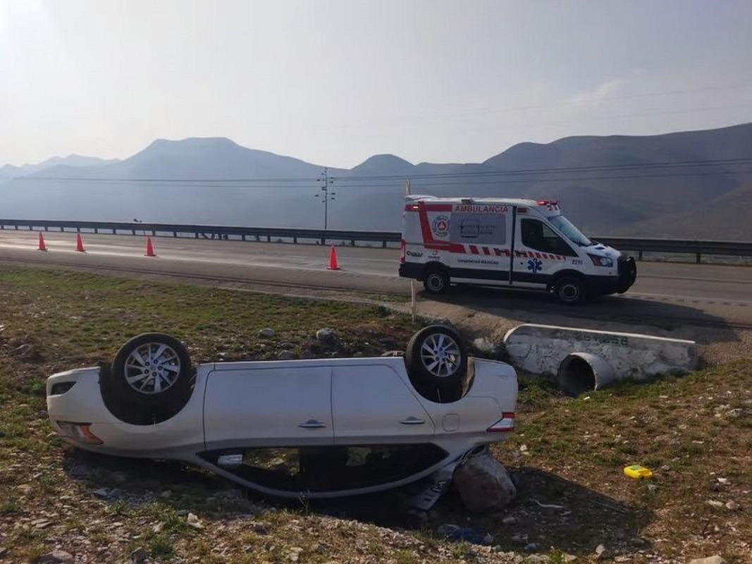 Tráiler causa volcadura y se retira del lugar