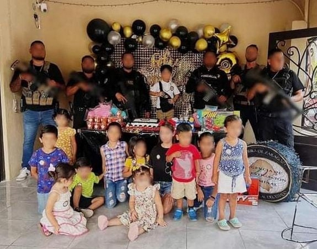 La policía de la Región Carbonífera sorprende a la pequeña María en su cumpleaños