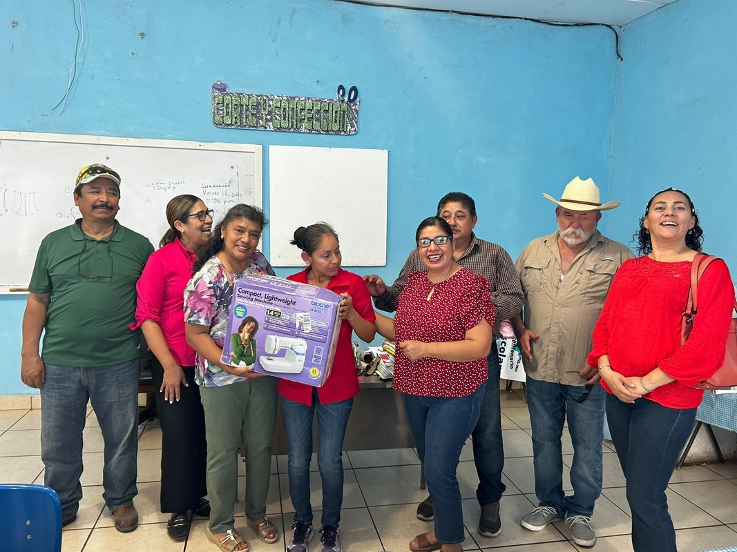 DONAN MÁQUINA DE COSER A GRUPO DE ALTA COSTURA EN MISIONES CULTURALES PALAÚ