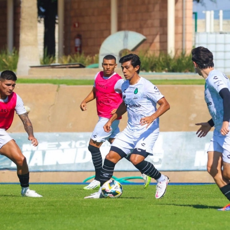 José Juan Macías anota con Santos y sale lesionado