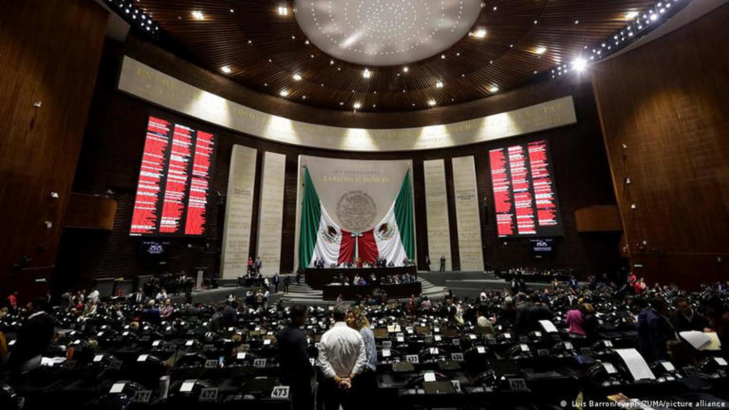 Oficialismo anuncia reformas a la Constitución de México