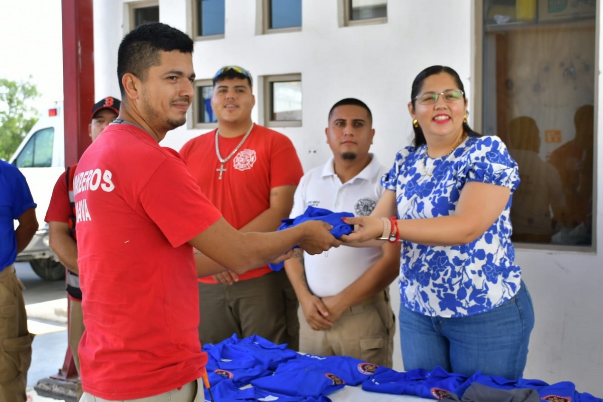 Entrega Pily Valenzuela uniformes a PC y Bomberos