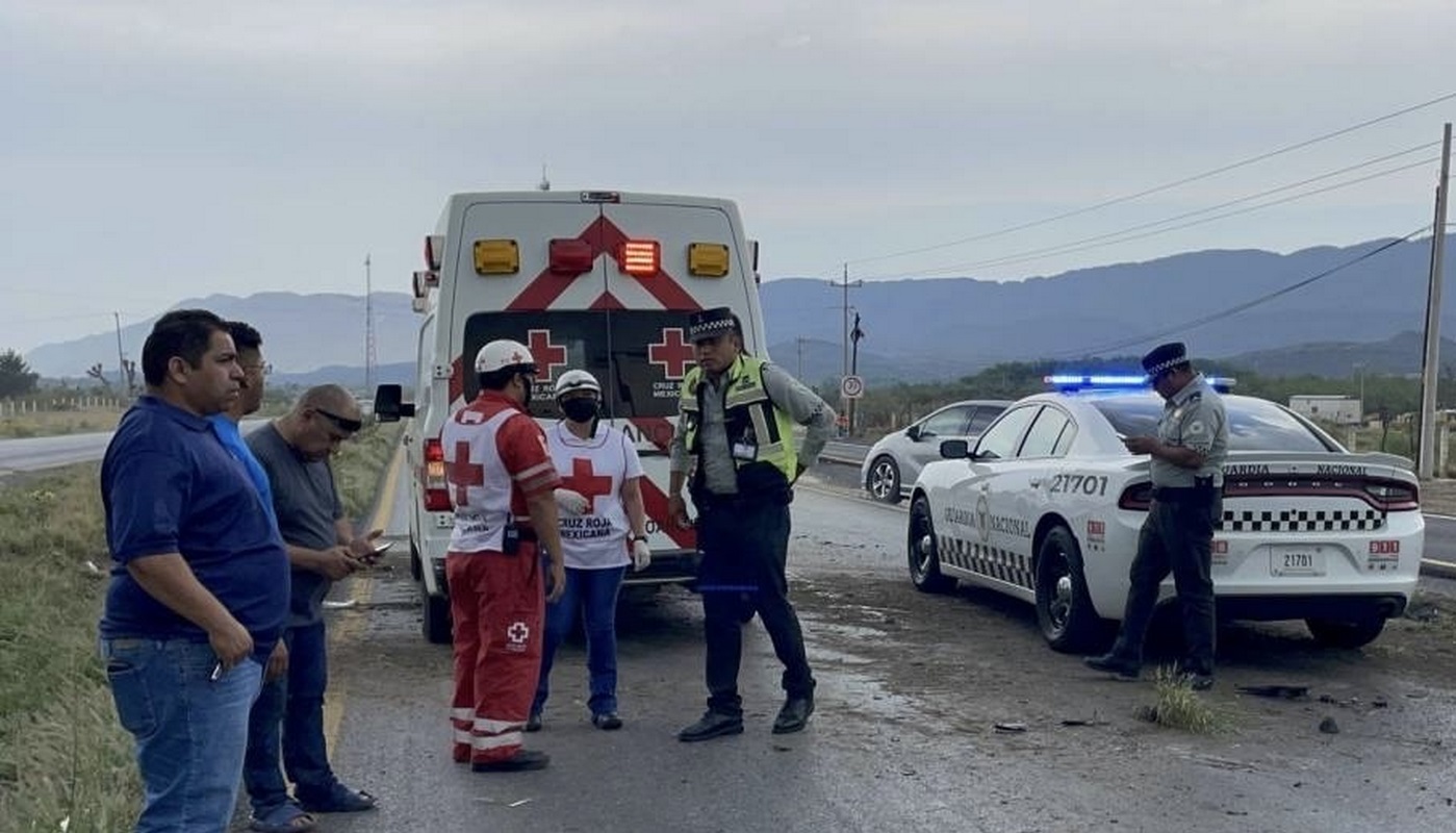 Sale volando menor tras fuerte accidente vehicular