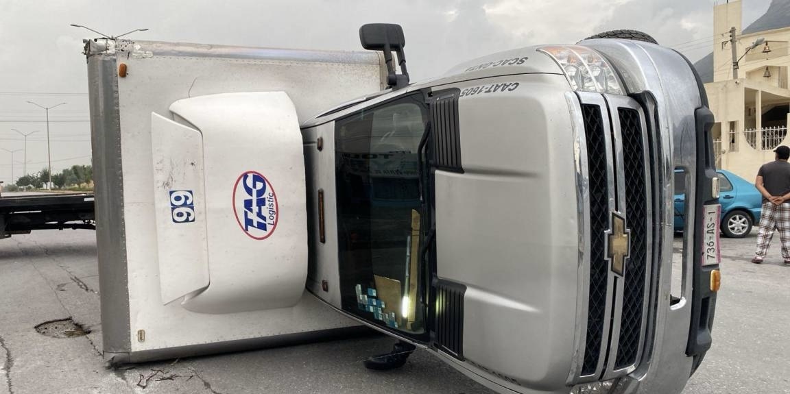 Se vuelca camion de carga