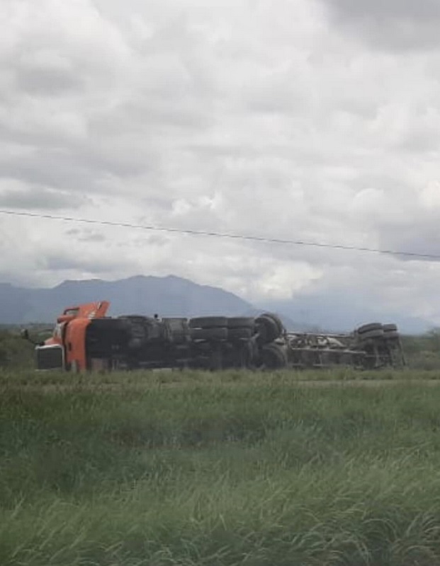 Tráiler que transportaba almidón volcó en la 57