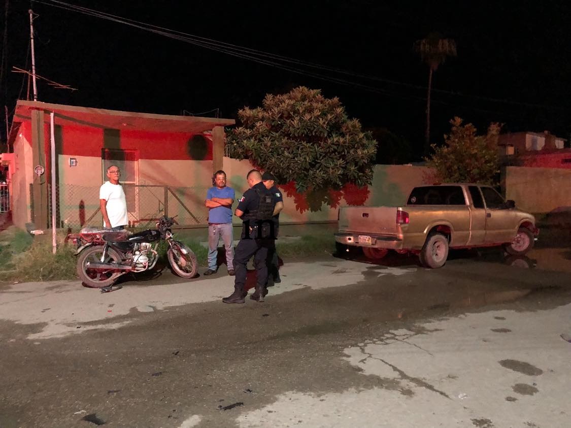Camioneta embiste a motocicleta y lesiona a pareja en avenida Cuauhtémoc de Sabinas