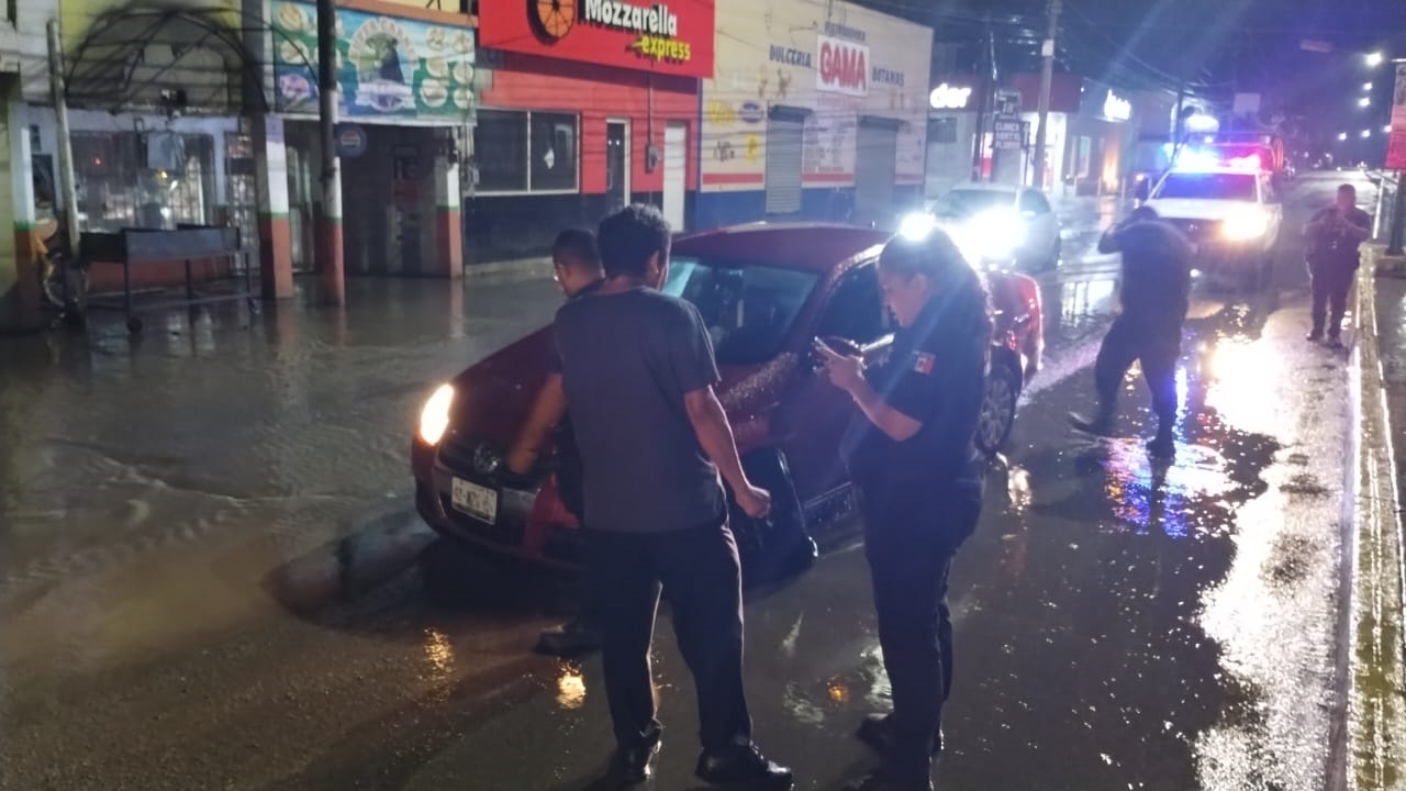 Otra vez un bache y el exceso de velocidad provocan nuevo accidente, pero ahora en plena zona centro de Palaú