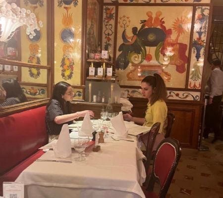 Ana Guevara es captada con su acompañante, Arely Nahle Balandrano, en restaurante en París