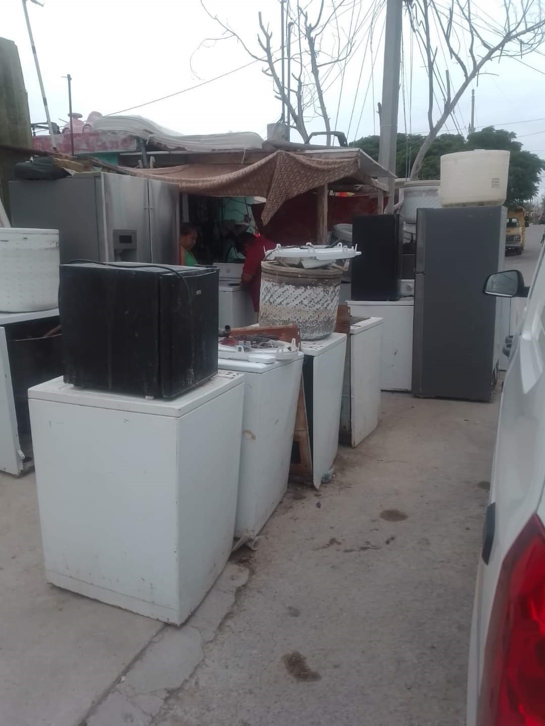 Talleres de lavadoras operan en casas de interés social y obstruyen la banqueta