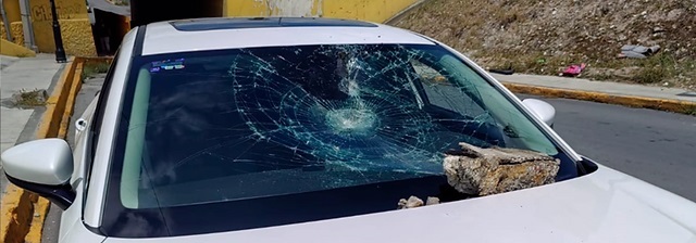 Le cae encima concreto a automóvil y lo daña en Ramos Arizpe
